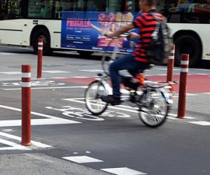 Stalpi flexibili A-Resist pentru pista de biciclete instalati oras