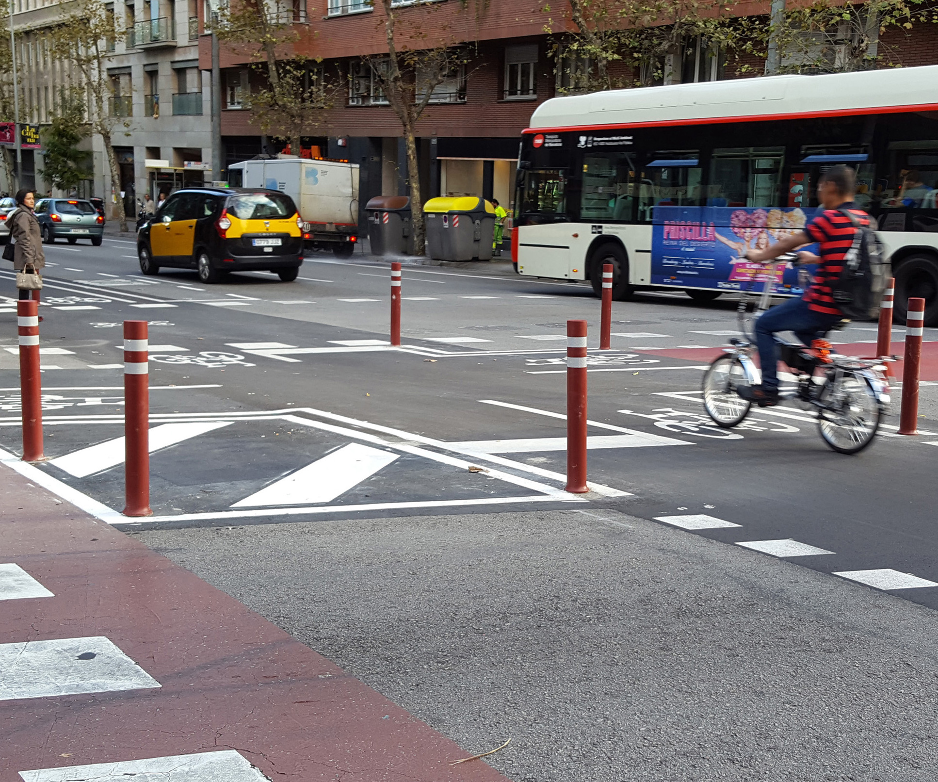 Installation-red-DT-flexible-bollards-cycle-lane