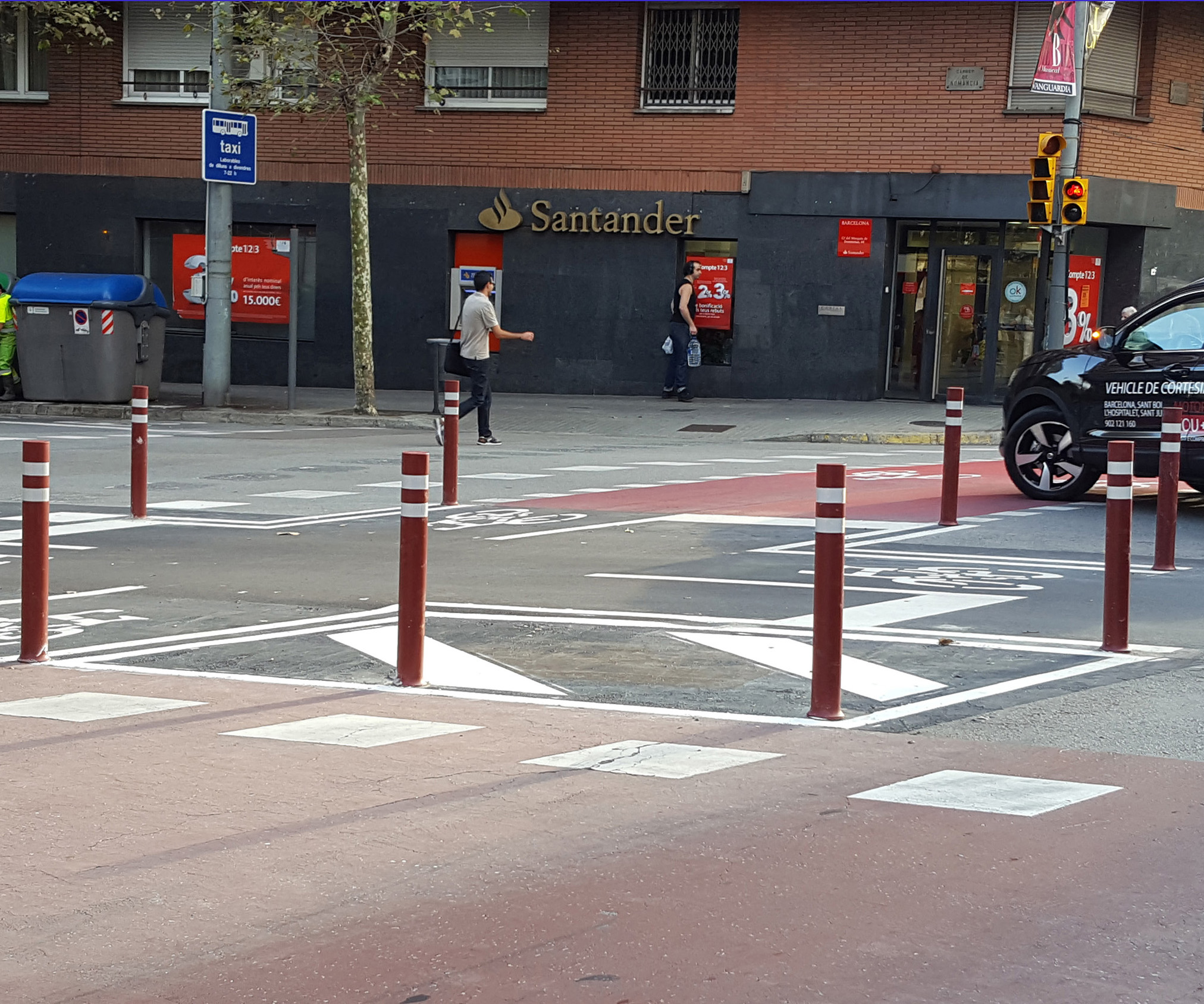 Installation-red-DT-flexible-bollards-cycle-lane