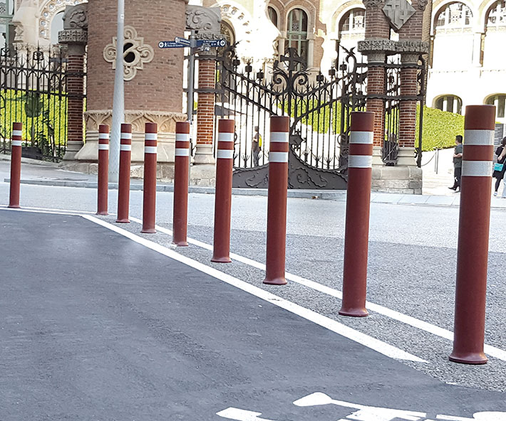 Potelets flexibles rouges A-RESIST DT installés sur une piste cyclable.