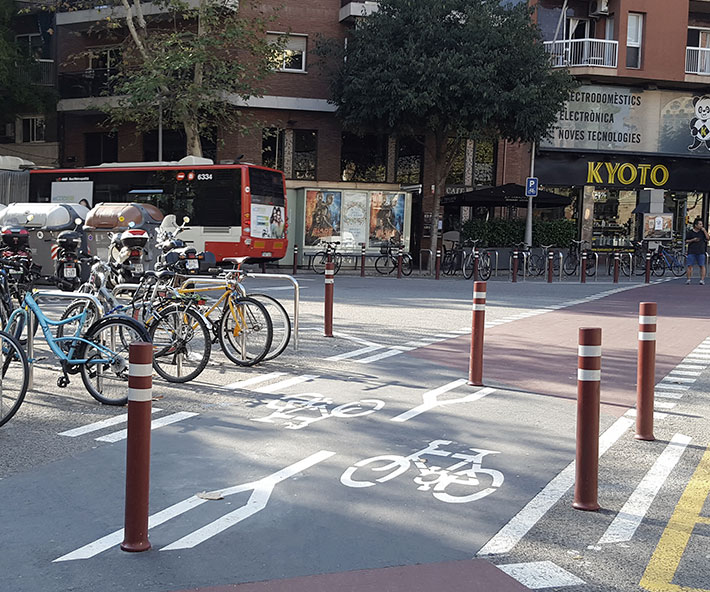 Installazione-dissuasori-flessibili-DT-rossi-piste-ciclabili Barcelona