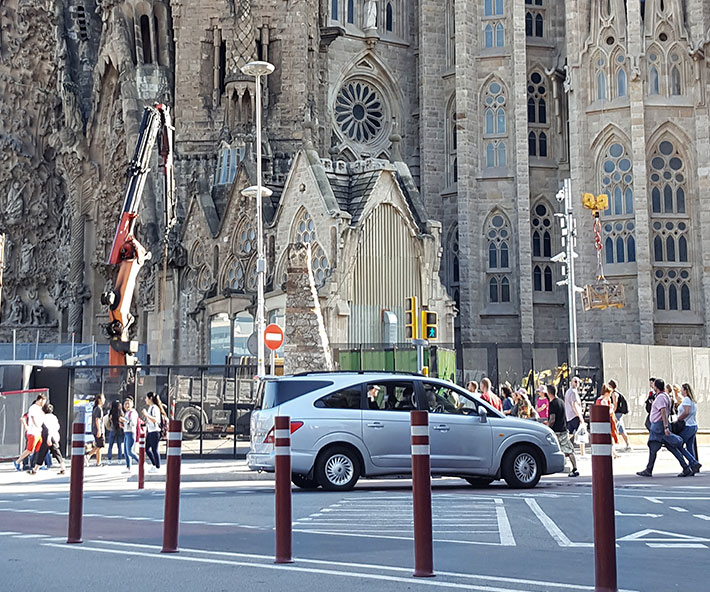 Potelets flexibles rouges A-RESIST DT installés sur une piste cyclable Sagrada Familia