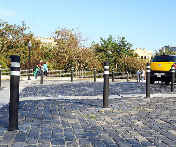 Instalación bolardos flexibles A-Flex DT negras delimitar carretera