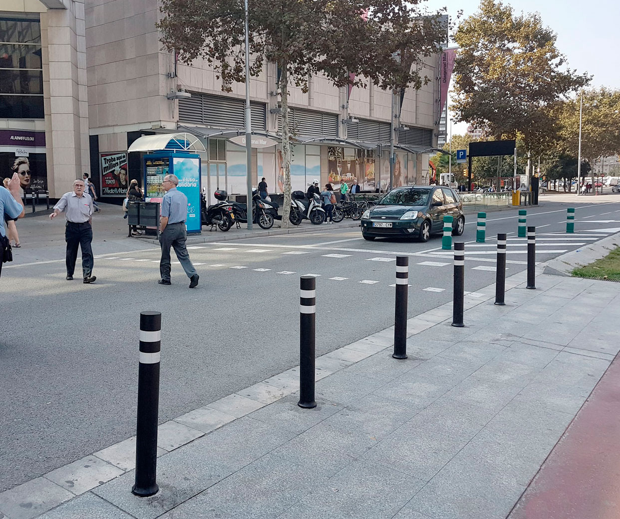 Installation A-Flex DT bollards delimit street tram