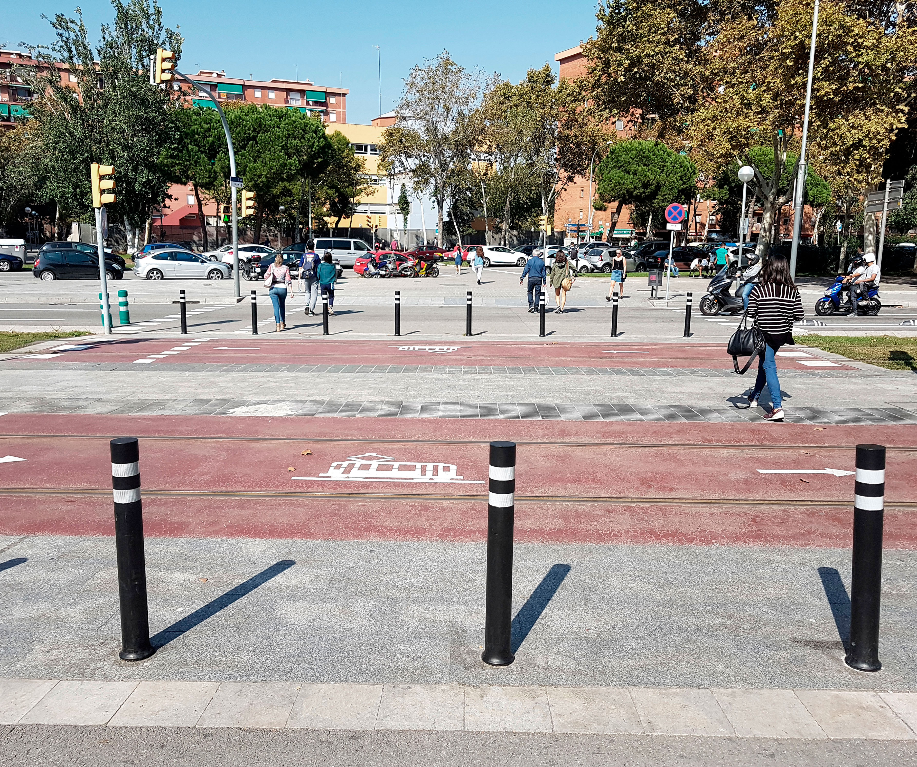 Installation A-Flex DT bollards delimit street tram